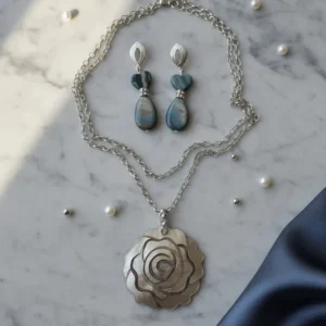 colar em madrepérola abalone e brincos cinza