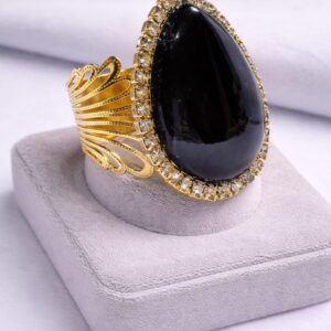 anel folheado a ouro grande com pedra Ônix