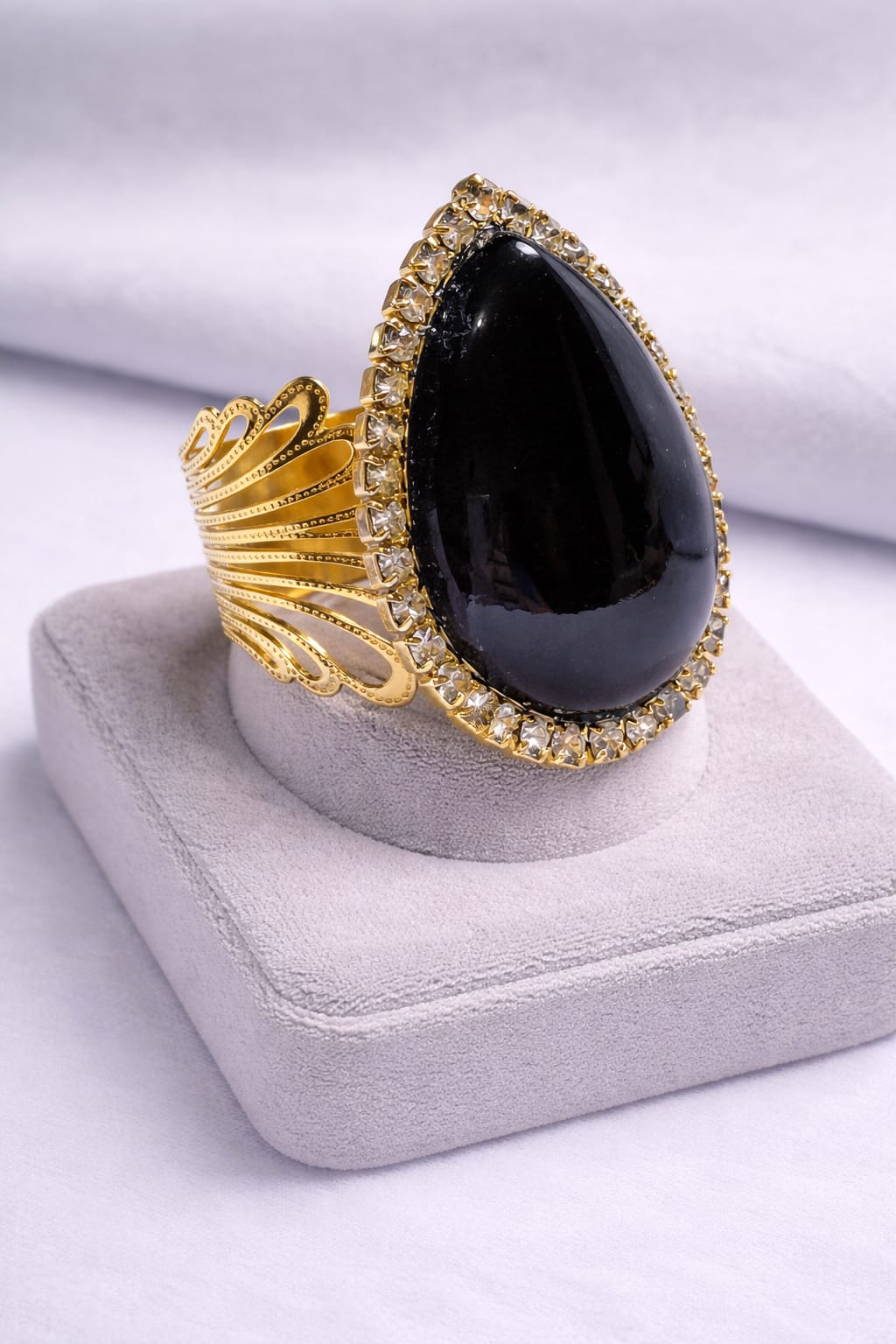 anel folheado a ouro grande com pedra Ônix anel folheado a ouro grande com pedra Ônix