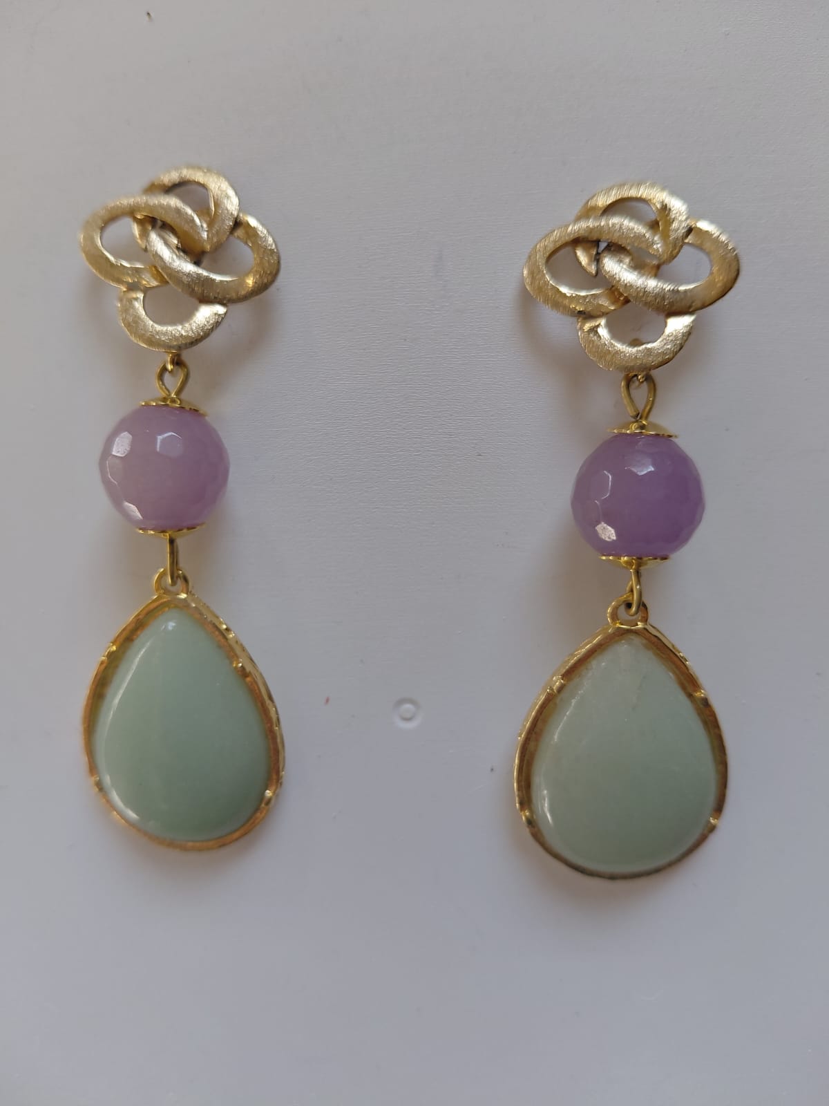 brincos folheados com pedras naturais jade lavanda e quartzo verde brincos folheados com pedras naturais jade lavanda e quartzo verde