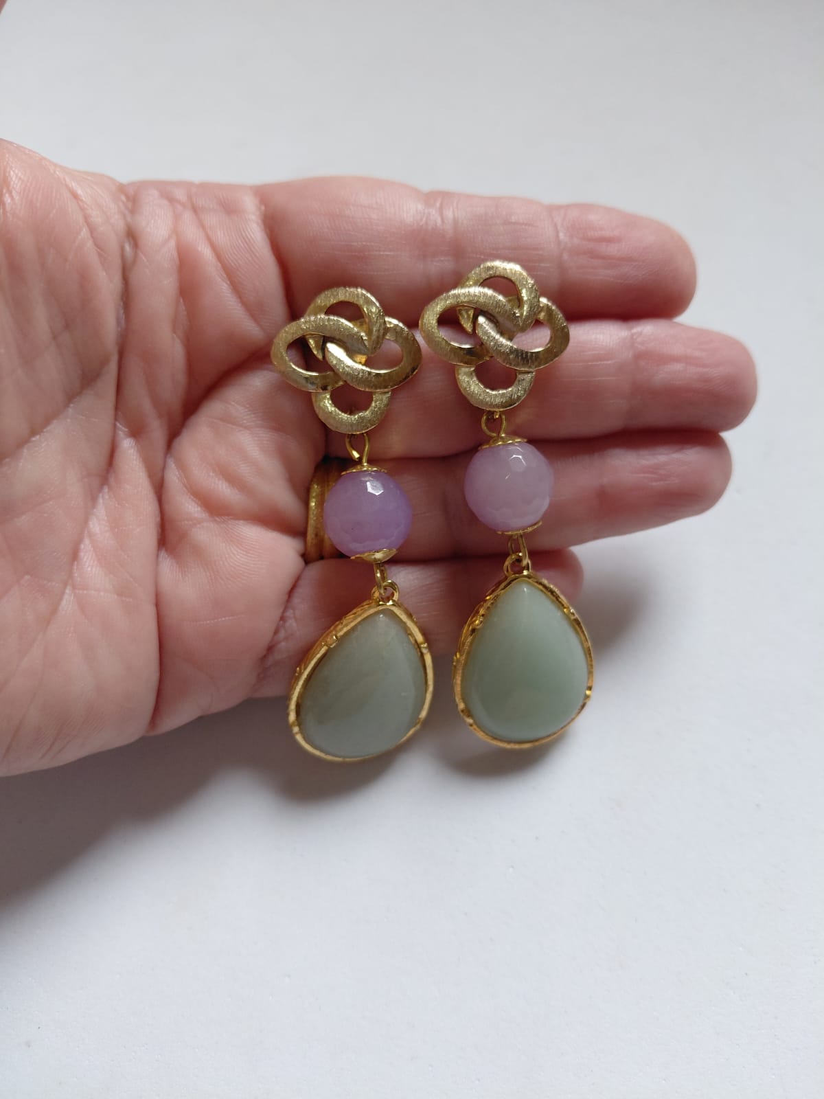 brincos folheados com pedras naturais jade lavanda e quartzo verde brincos folheados com pedras naturais jade lavanda e quartzo verde