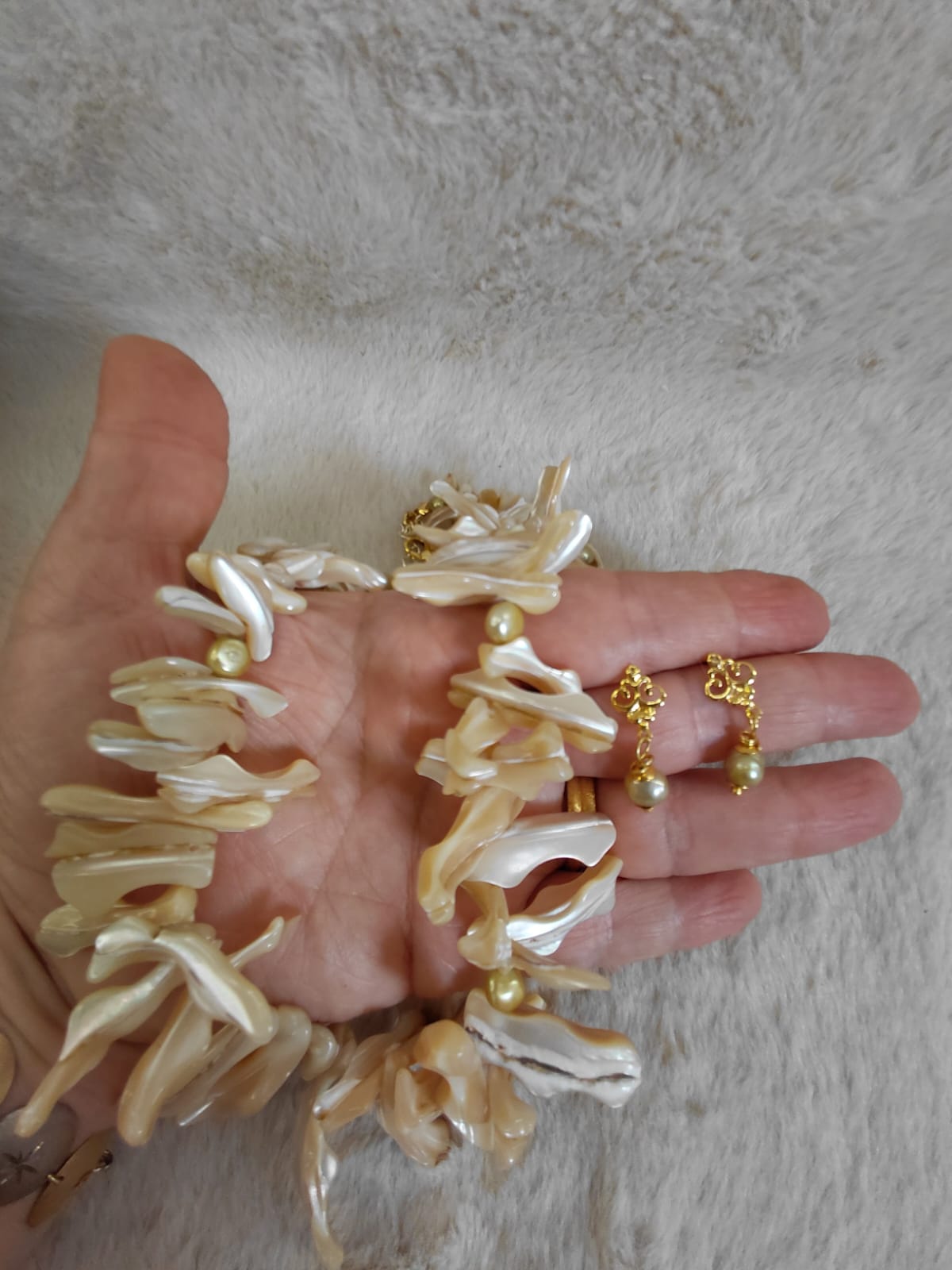 colar e brincos arabesco madrepérolas e pérolas naturais douradas colar e brincos arabesco madrepérolas e pérolas naturais douradas